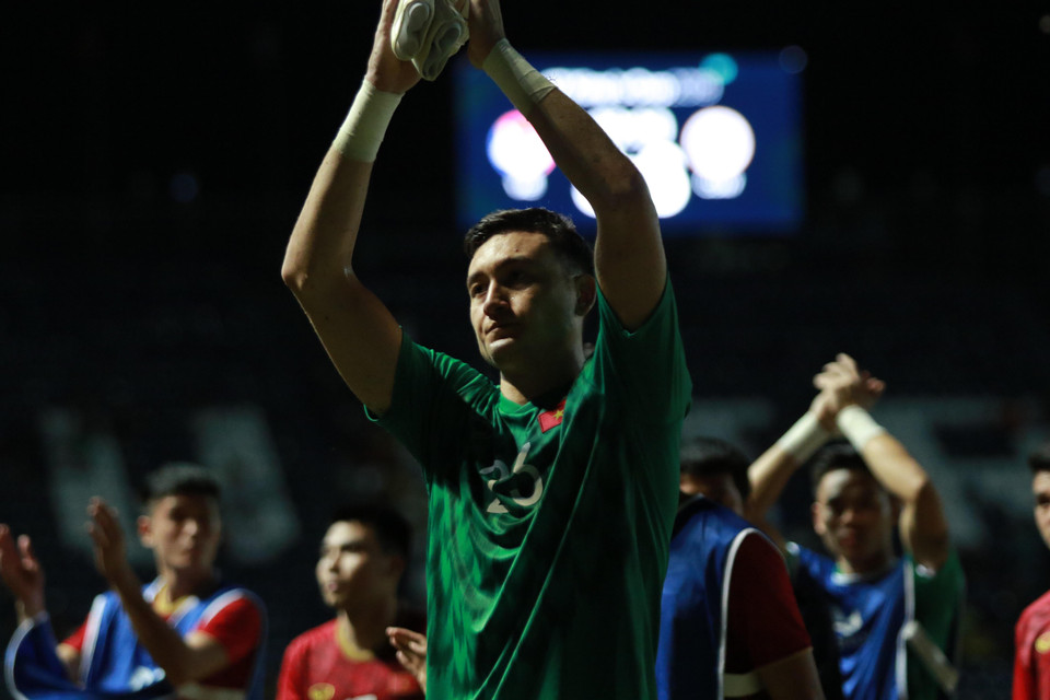 Các cầu thủ Việt Nam cảm ơn người hâm mộ sau trận đấu.