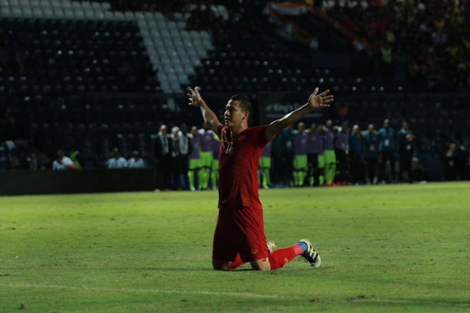 Anh Đức là cầu thủ mở đầu loạt luân lưu cho đội tuyển Việt Nam với một cú sút đẳng cấp 