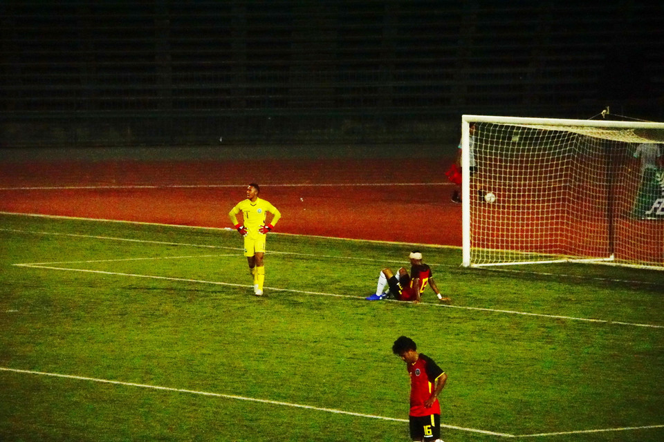 Các cầu thủ Timor Leste gục xuống sau trận đấu.