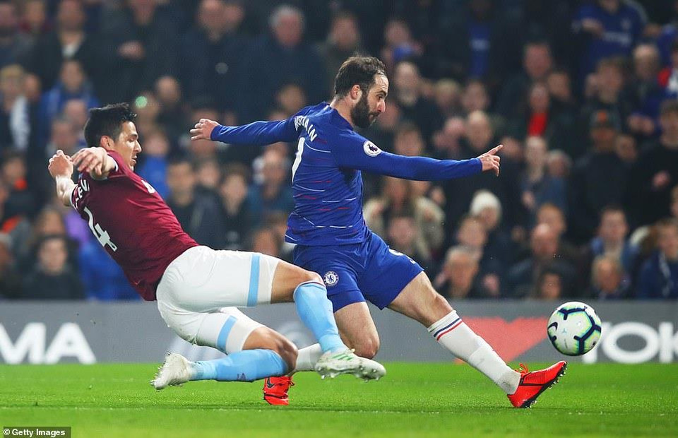 Higuain cũng đã có cơ hội để lập công...