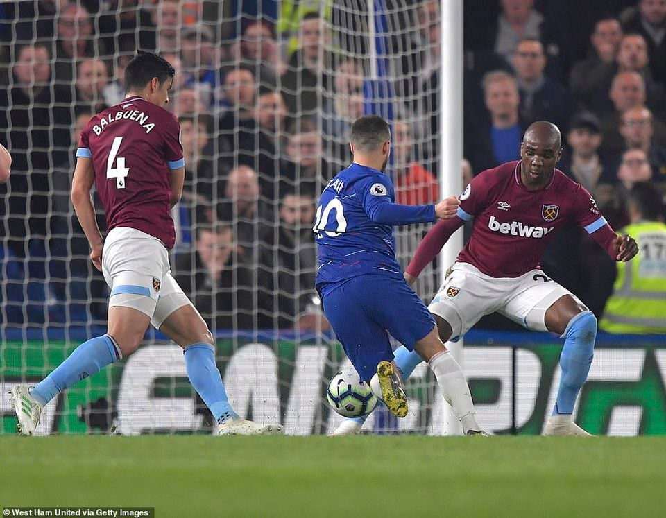 Phút 24, Hazard solo qua 4 cầu thủ của West Ham...