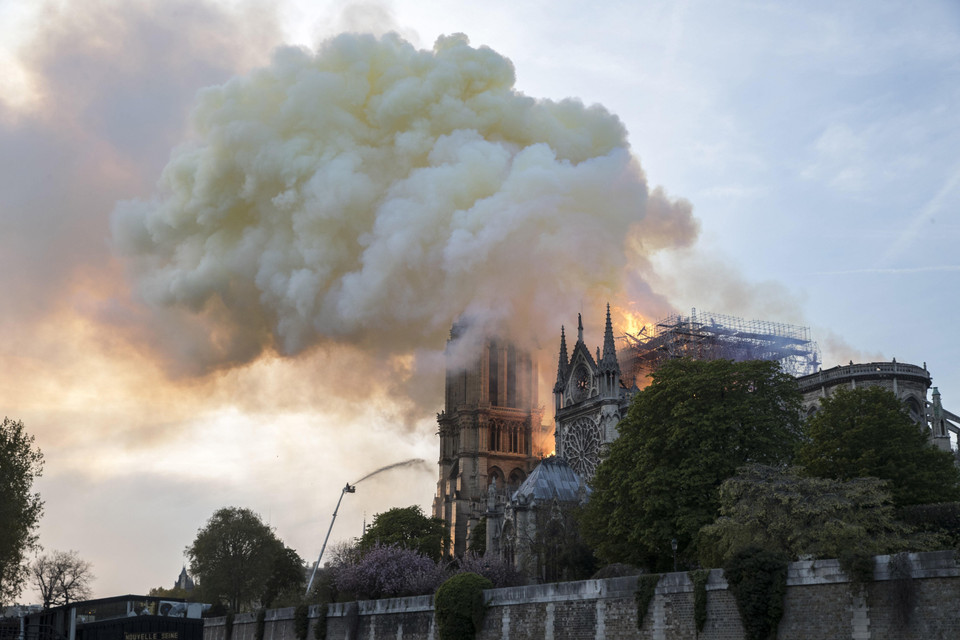 Lửa khói bốc lên dữ dội trên nóc nhà thờ Đức Bà ở Paris, Pháp ngày 15/4/2019. (Ảnh: AFP/TTXVN)