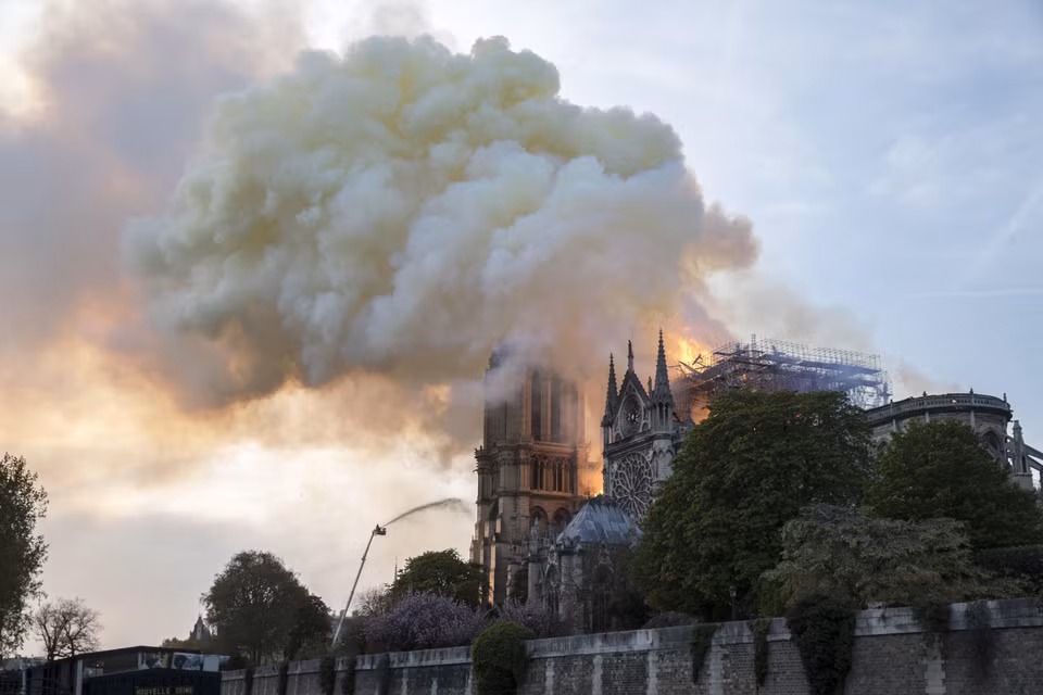 Lửa khói bốc lên dữ dội trên nóc nhà thờ Đức Bà ở Paris, Pháp ngày 15/4/2019. (Ảnh: AFP/TTXVN)