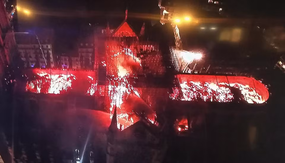 Hình ảnh phát trên truyền hình Pháp cho thấy nhà thờ Đức Bà ở Paris chìm trong biển lửa, ngày 15/4/2019. (Ảnh: AFP/TTXVN)