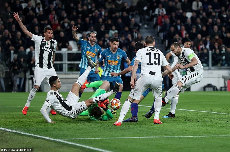 Tuy nhiên, trọng tài đã không công nhận khi cho rằng Ronaldo đã phạm lỗi với thủ thành đội khách.