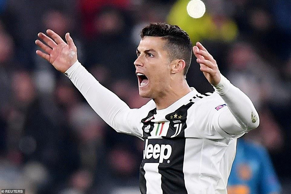 CR7 tỏ ra không hài lòng với quyết định của trọng tài.