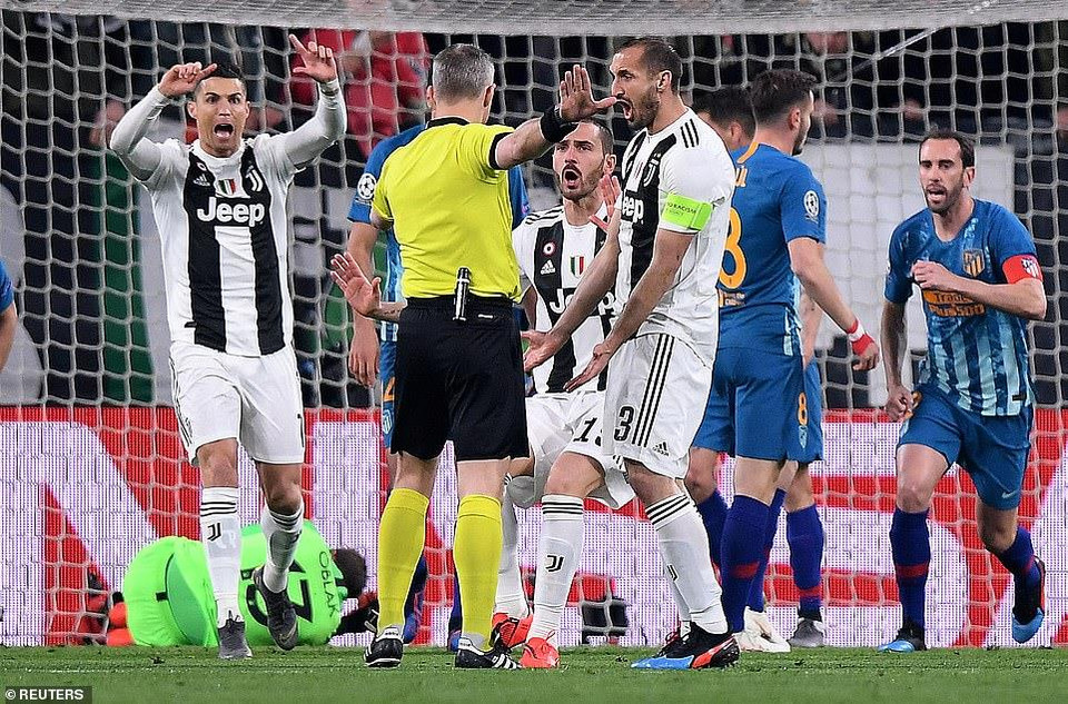 ...và Juventus tưởng chừng đã sớm có bàn thắng khi Chiellini đã đưa được bóng vào lưới Atletico ở ngay phút thứ tư.