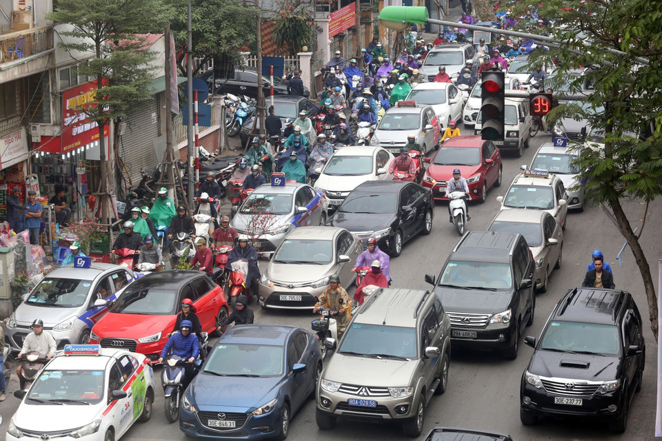 Tuyến phố Lê Duẩn thường xuyên ùn tắc những ngày giáp Tết. (Ảnh: Huy Hùng/TTXVN)