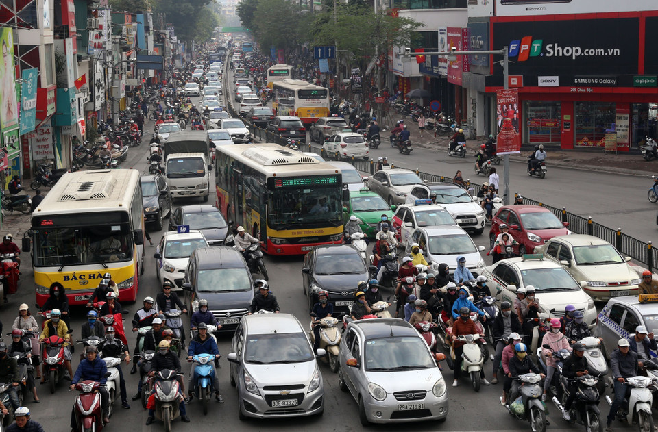 Giao thông trên phố Chùa Bộc thường xuyên đông đúc. (Ảnh: Huy Hùng/TTXVN)