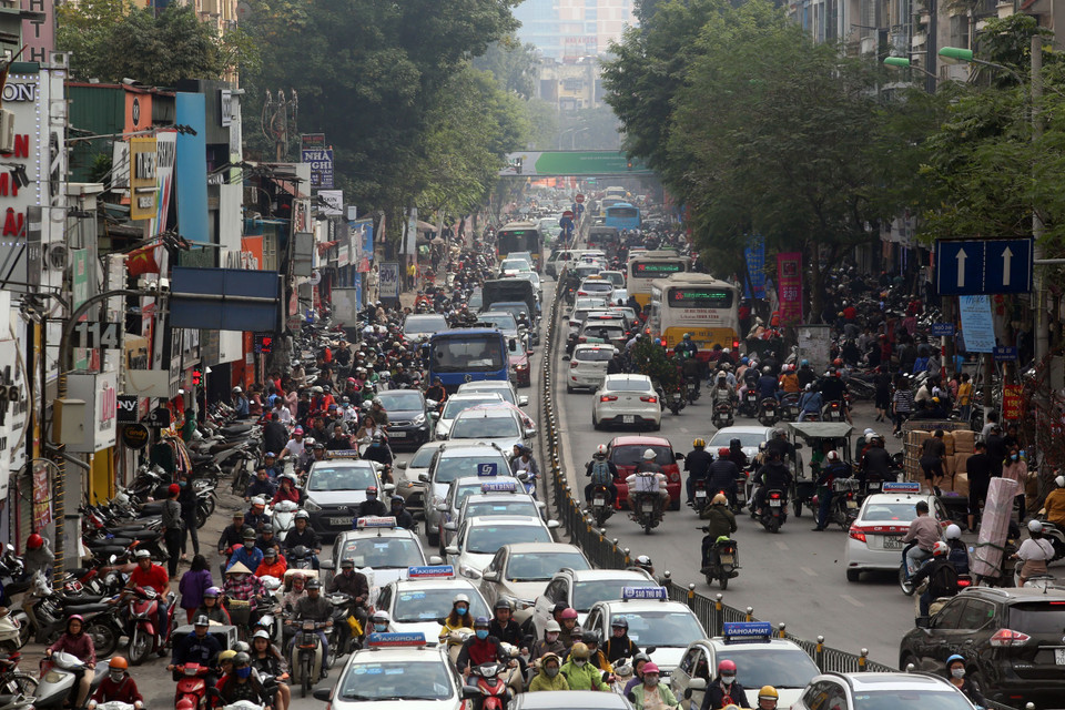 Vào những ngày giáp Tết Kỷ Hợi 2019, lưu lượng giao thông tại Hà Nội tăng đột biến khiến nhiều tuyến đường của Thủ đô luôn trong tình trạng ùn tắc, kể cả thời điểm không vào giờ cao điểm. 