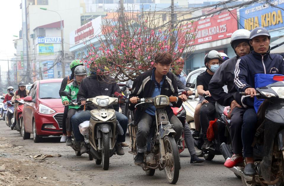 Đường Trường Chinh nhiều đoạn mặt đường lồi lõm gây khó khăn cho người tham gia giao thông. (Ảnh: Huy Hùng/TTXVN)