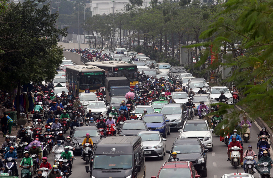 Tuyến đường Xã Đàn lưu lượng giao thông những ngày giáp Tết tăng cao khiến người tham gia giao thông vất vả khi đi qua. (Ảnh: Huy Hùng/TTXVN)