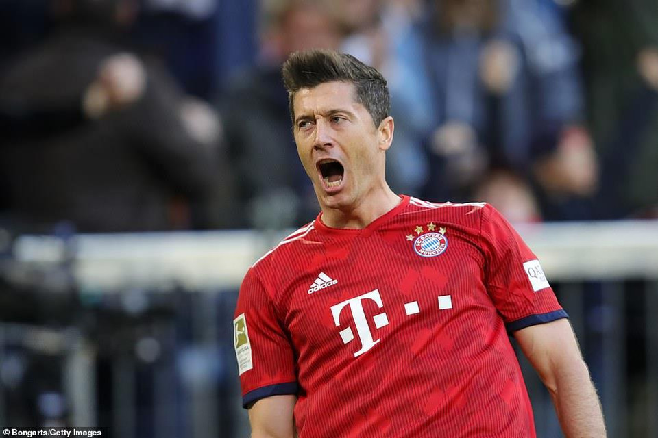 Với cú đúp ở trận đấu này, Lewandowski đã đi vào lịch sử khi vượt qua Gerd Mueller để trở thành chân sút vĩ đại nhất Der Klassiker với 16 bàn thắng.