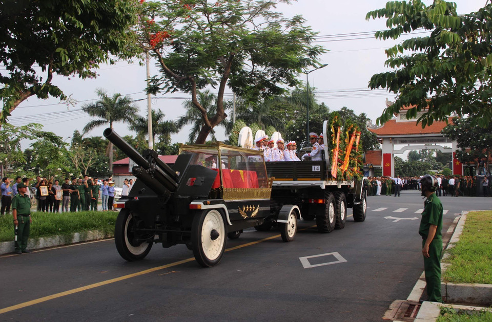 Linh cữu nguyên Chủ tịch nước, Đại tướng Lê Đức Anh về đến Nghĩa trang Thành phố Hồ Chí Minh. (Ảnh: Xuân Dự/TTXVN)