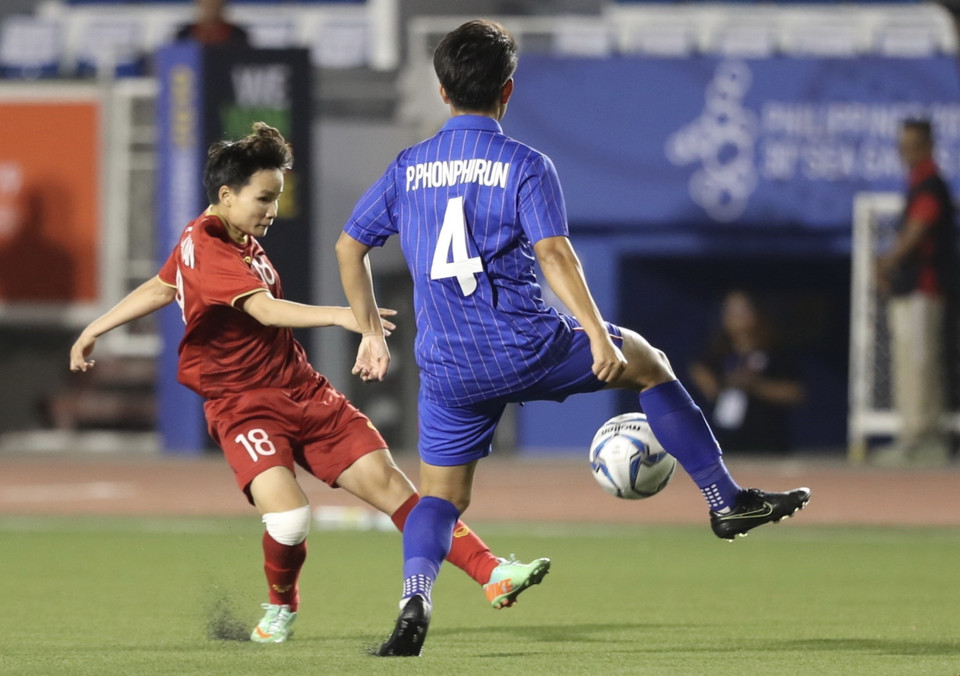 Việt Nam là đội có được cơ hội trước nhưng tiếc là cú sút của Nguyễn Thị Vạn lại đi trúng xà ngang. (Ảnh: Hoàng Linh/TTXVN)