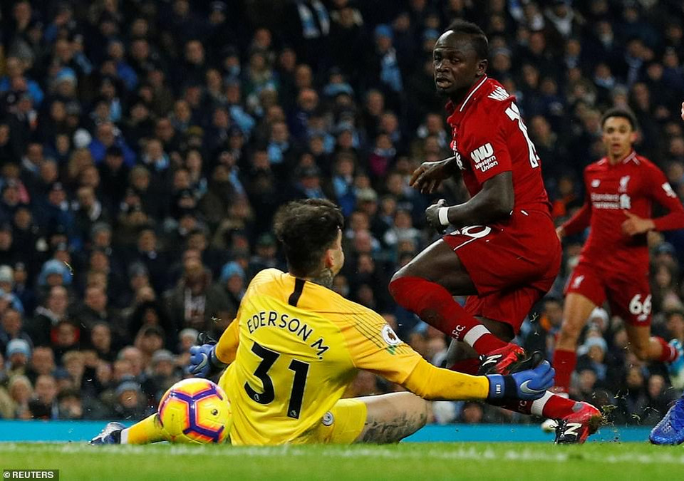 Sadio Mane đã khiến người hâm mộ thót tim với pha dứt điểm đưa bóng đi thẳng vào khung thành...