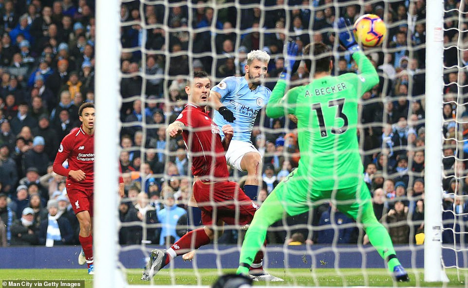 Từ đường chuyền của Silva, Sergio khống chế khéo léo và xoay người dứt điểm chân trái cực mạnh từ góc hẹp làm tung lưới thủ thành tài ba Alisson.