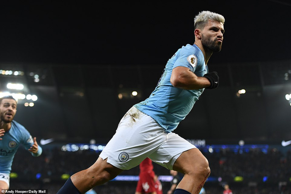 1-0 cho Manchester City, và đây đã trận thứ 7 liên tiếp Aguero chọc thủng lưới The Kop ở Etihad tại Premier League.