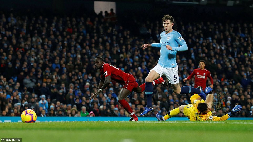 Trận đại chiến giữa Man City và Liverpool đã diễn ra hấp dẫn ngay sau tiếng còi khai cuộc.