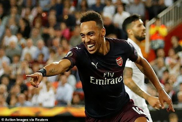 Pierre-Emerick Aubameyang cũng lập cú hat-trick...