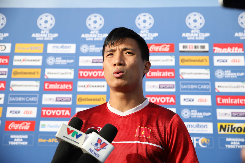 Bùi Tiến Dũng trả lời phỏng vấn. (Ảnh: Hoàng Linh/TTXVN)