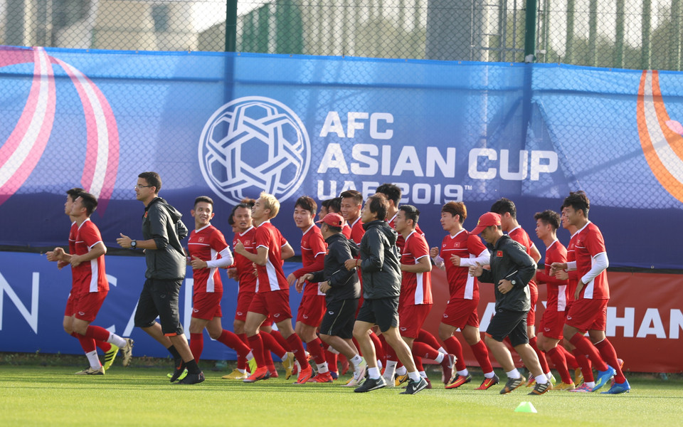 Ban huấn luyện chạy cùng các cầu thủ. (Ảnh: Hoàng Linh/TTXVN)