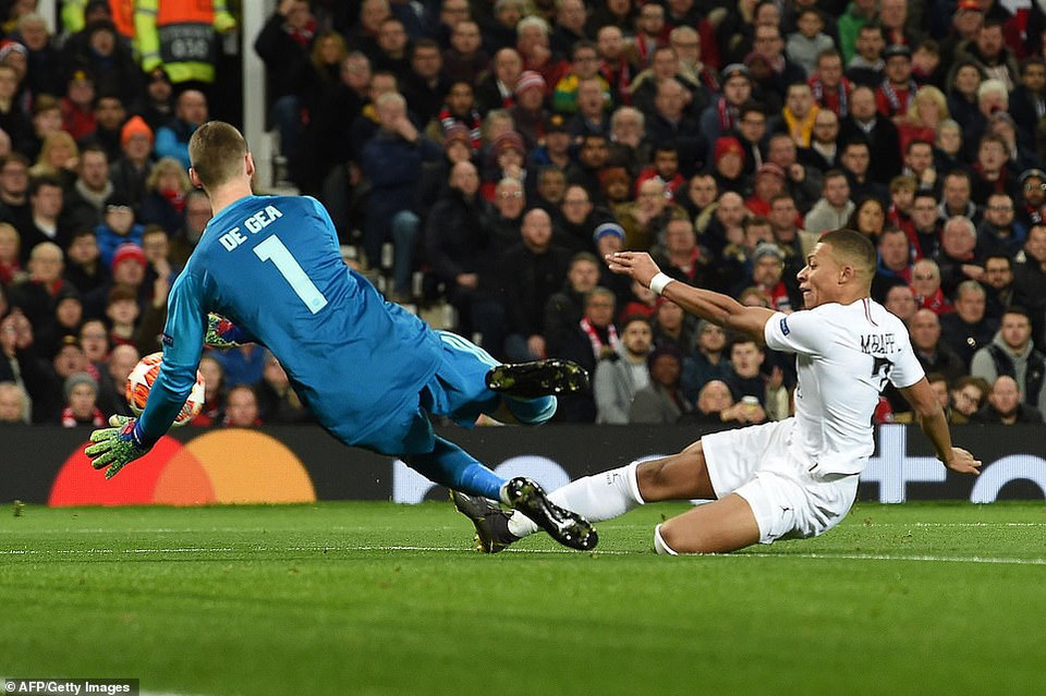 Chỉ 7 phút sau, Kylian Mbappe nâng tỷ số 2-0 cho PSG sau đường căng ngang của Di Maria.