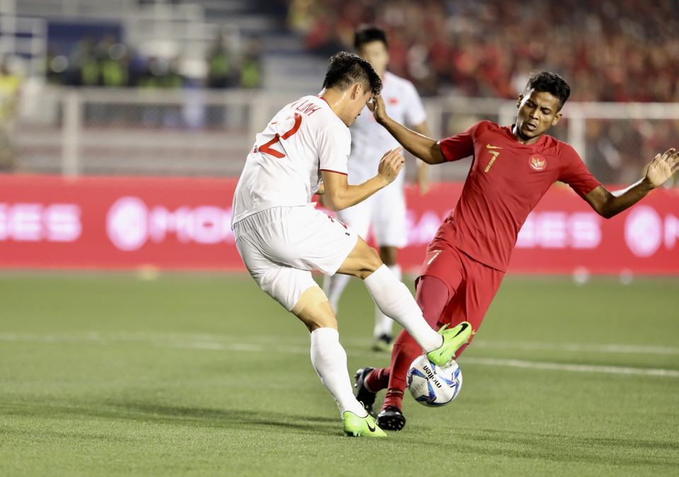 Tiến Linh cầm bóng tự tin trước hậu vệ U22 Indonesia. Ảnh: Hoàng Linh - TTXVN