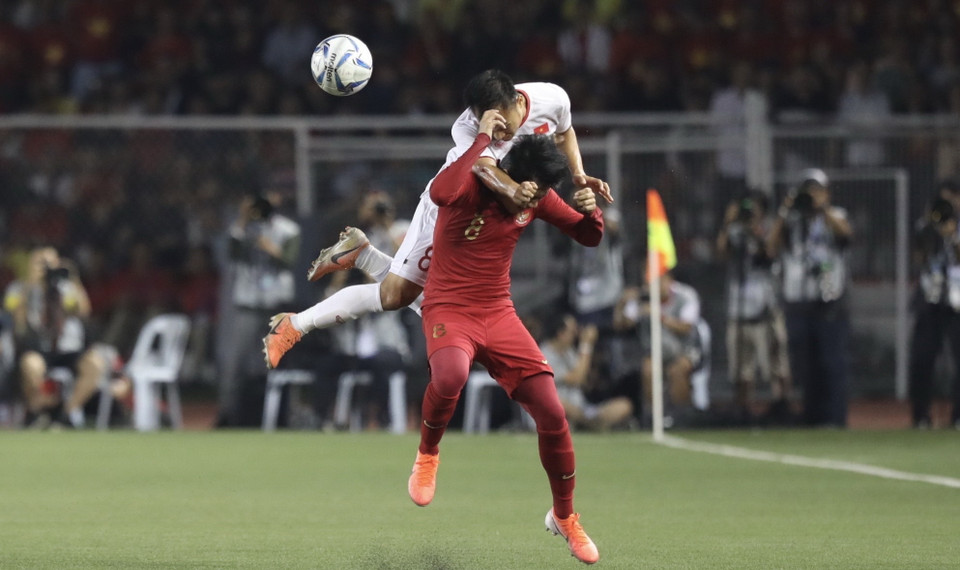 Trọng Hoàng nỗ lực cản phá bóng. Ảnh: Hoàng Linh - TTXVN