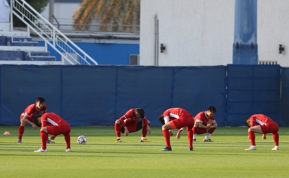 Các cầu thủ Việt Nam luyện tập trên sân Humaid Al Tayer. (Ảnh: Hoàng Linh/TTXVN)