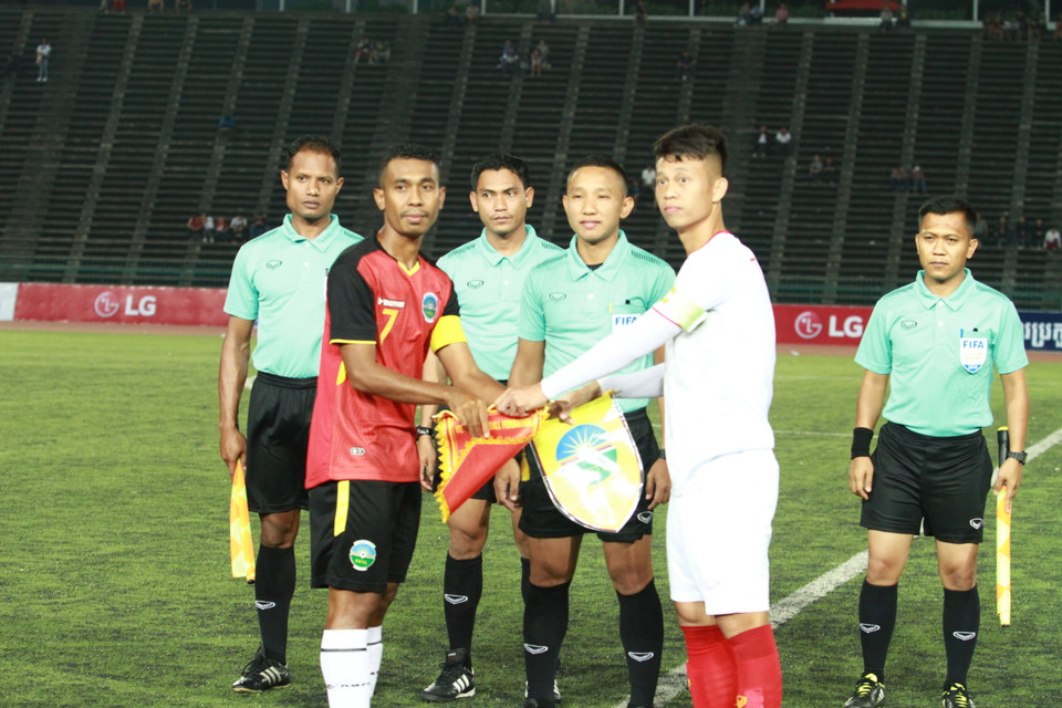 Đội trưởng của 2 đội bắt tay trước trận đấu. (Ảnh Tuấn Cương/TTXVN)