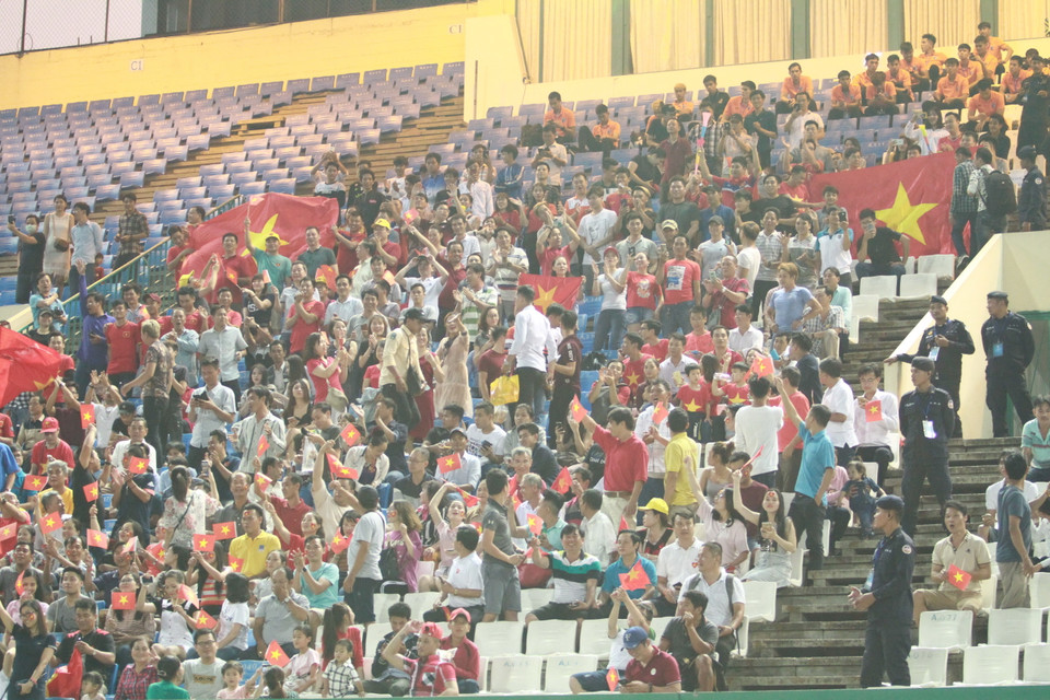 Cổ động viên tới SVĐ Olympic Campuchia để cổ vũ cho hai đội U22 Việt Nam và U22 Đông Timor. (Ảnh Tuấn Cương/TTXVN)