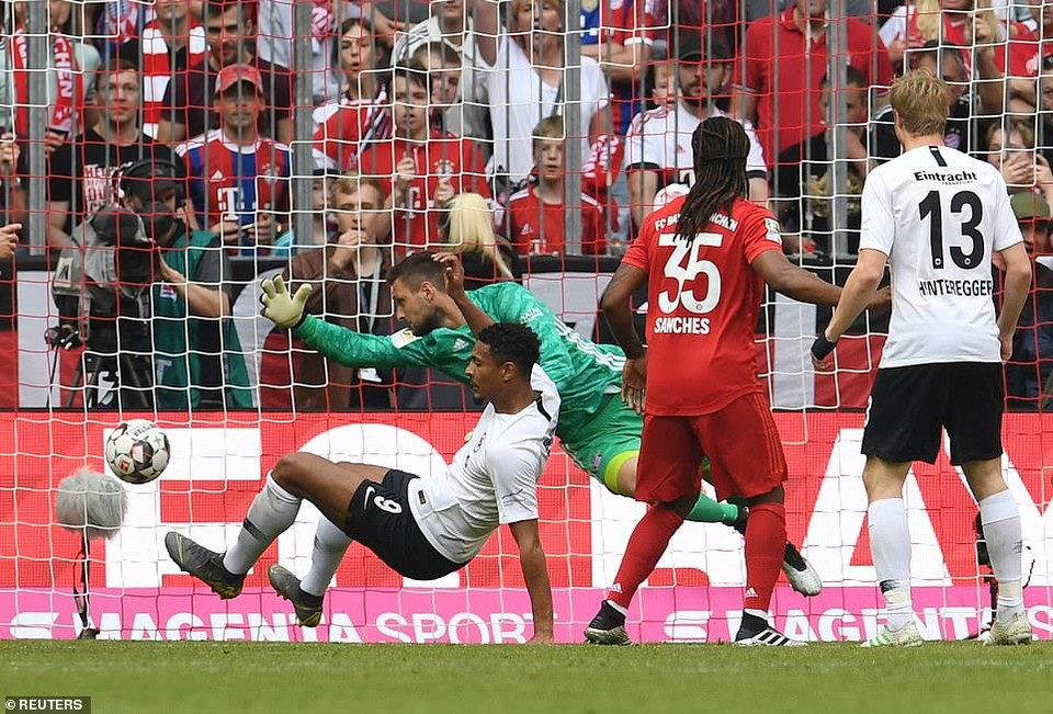 Nhưng đến phút 50, Sebastian Haller đang mang đến chút cho lo lắng cho Hùm xám khi ghi bàn thắng gỡ hòa 1-1.