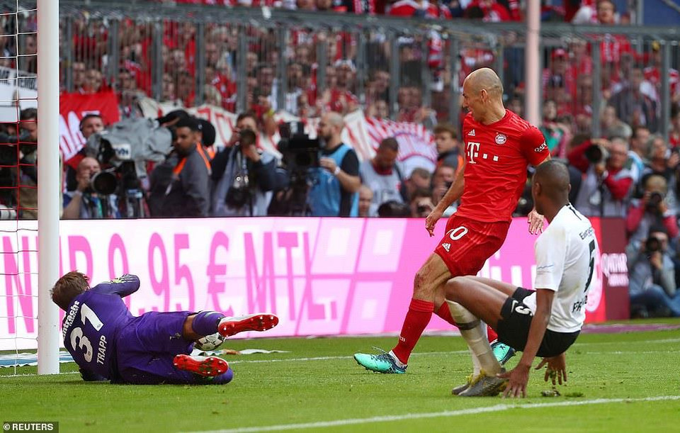 Đến phút 78, Arjen Robben cũng dành tặng người hâm mộ Bayern món quà chia tay bằng bàn thắng ấn định tỷ số 5-1.