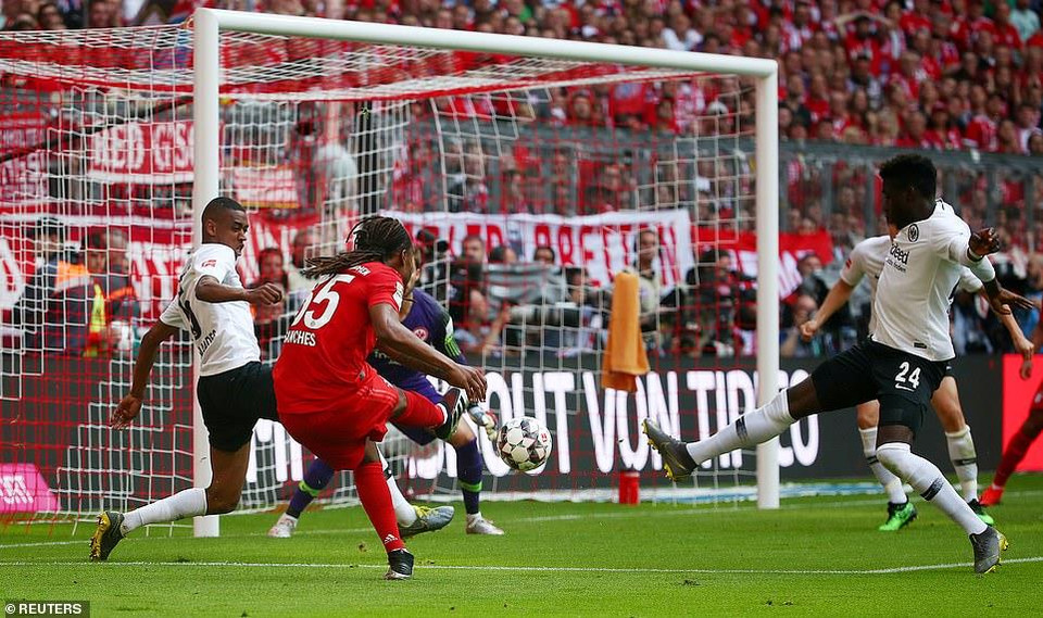 Đến phút 58, Renato Sanches nâng tỷ số lên 3-1.