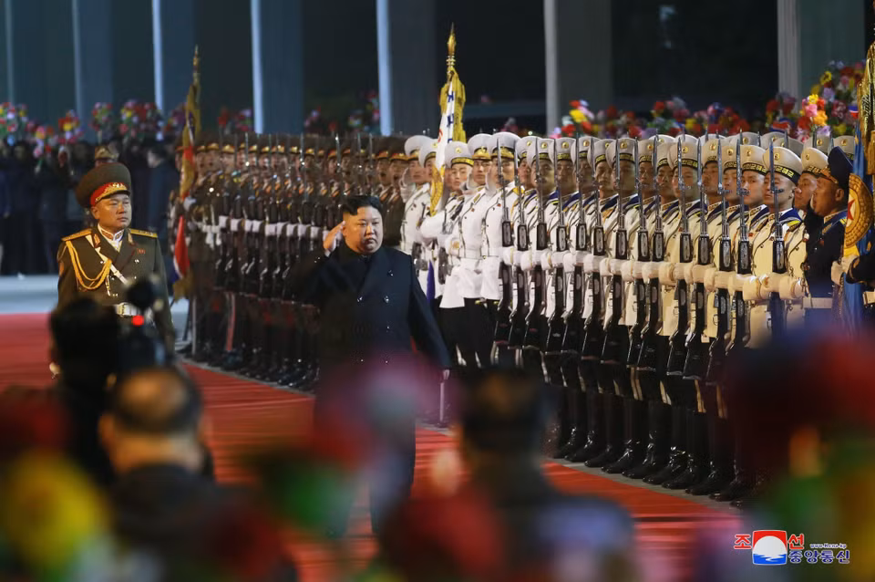 Nhà lãnh đạo Triều Tiên Kim Jong-un (giữa) duyệt đội danh dự trước khi rời Bình Nhưỡng bằng tàu hỏa để tới Nga dự Hội nghị thượng đỉnh với Tổng thống Vladimir Putin, tối 24/4/2019. (Ảnh: Yonhap/TTXVN)