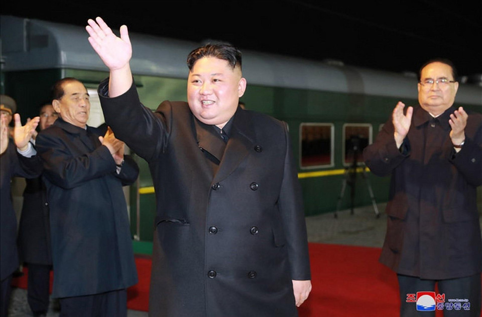 Nhà lãnh đạo Triều Tiên Kim Jong-un (phía trước) chuẩn bị rời Bình Nhưỡng bằng tàu hỏa để tới Nga dự Hội nghị thượng đỉnh với Tổng thống Vladimir Putin, ngày 24/4/2019. (Ảnh: Yonhap/TTXVN)