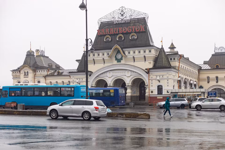 Bên ngoài nhà ga tàu hỏa ở thành phố Vladivostok (Nga), nơi được cho là điểm đến của đoàn tàu chở nhà lãnh đạo Triều Tiên Kim Jong-un trong hành trình thăm Nga. (Ảnh: THX/TTXVN)