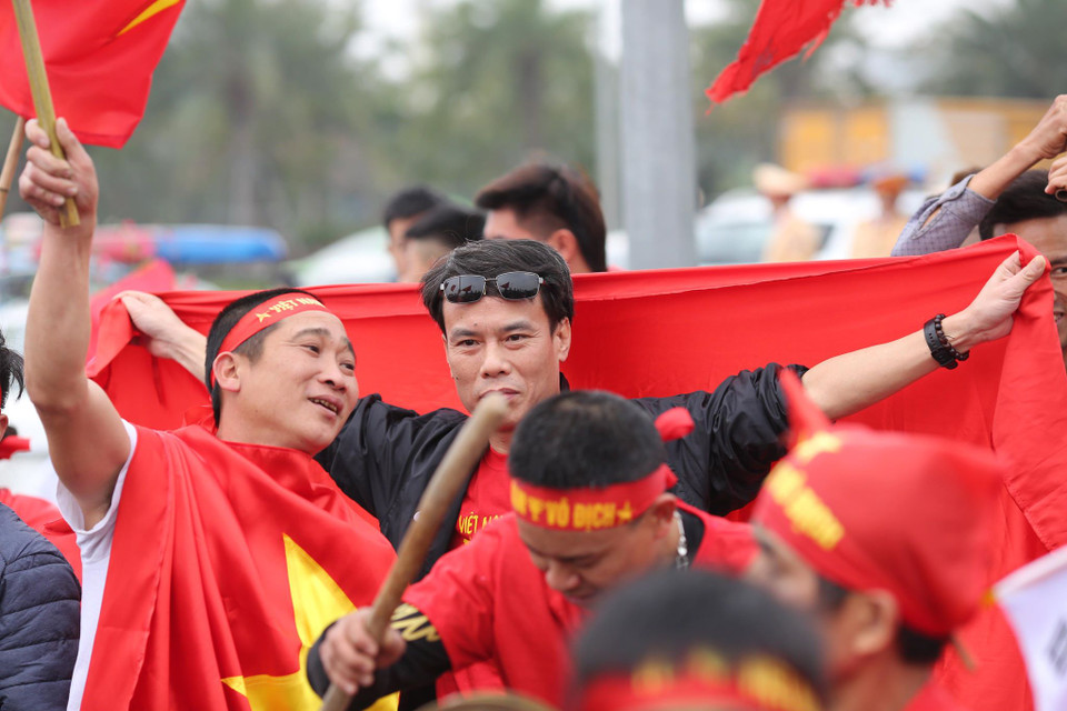 Các cổ động viên chờ những 'người hùng' trở về. (Ảnh: Minh Sơn/Vietnam+)