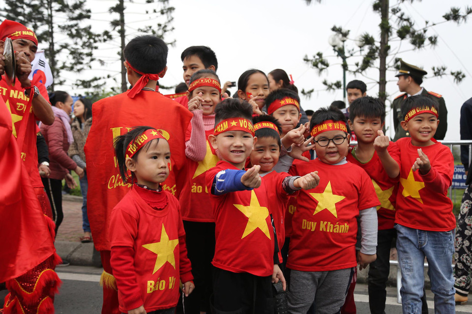 Các em nhỏ cũng rất háo hức chờ đón các thần tượng của mình. (Ảnh: Minh Sơn/Vietnam+)