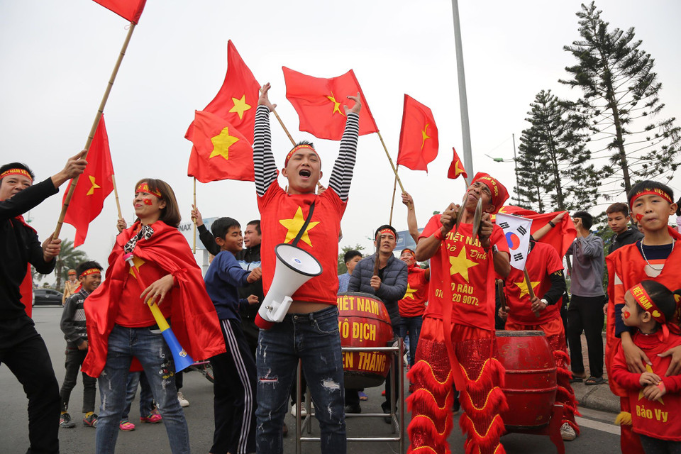 Các cổ động viên mang theo những lá quốc kỳ của Việt Nam và Hàn Quốc. (Ảnh: Minh Sơn/Vietnam+)