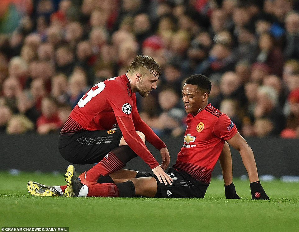 ...rồi đến Martial phải rời sân vì chấn thương.