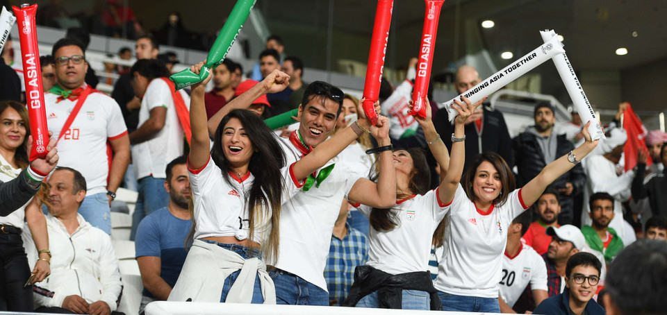 ...và người hâm mộ Iran đang rất tự tin đội nhà sẽ đăng quang sau nhiều năm dài chờ đợi. (Nguồn: AFC)