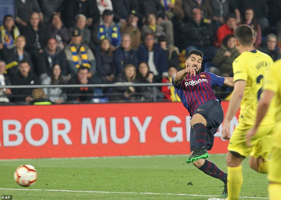 Kịch tính chưa dừng lại khi ở phút thứ 90+3, Luis Suarez tung ra cú đá nối ấn định trận hòa 4-4.