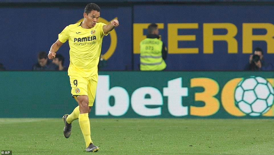 ...và Carlos Bacca (80) để dẫn ngược 4-2 đầy bất ngờ.