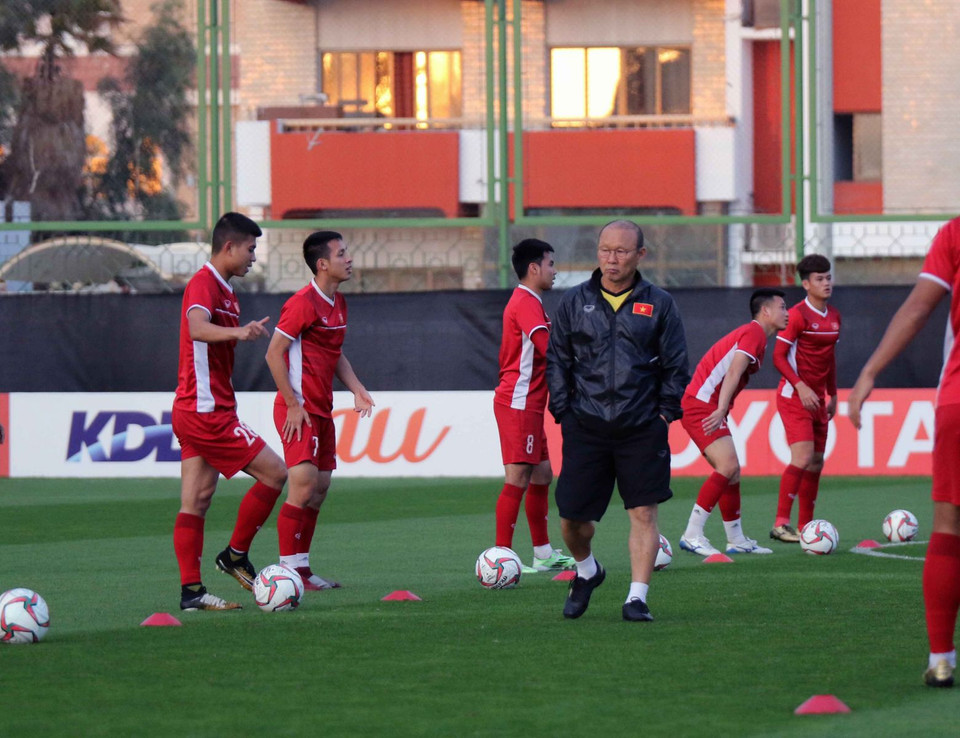 Thầy Park theo dõi rất kỹ khi học trò thực hiện chiến thuật mà ông đưa ra. (Nguồn: VFF)