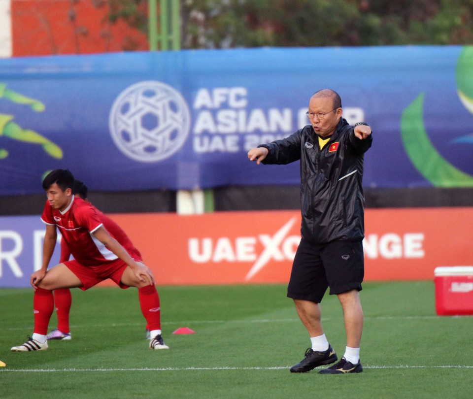 HLV Park Hang-seo chỉ đạo các tuyển thủ Việt Nam tập luyện. (Nguồn: VFF)