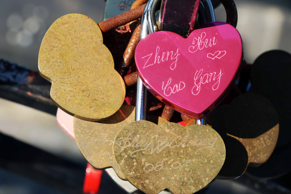 Những ổ khóa khắc tên các cặp đôi đang yêu, thể hiện mong muốn được hạnh phúc bên nhau mãi mãi. (Ảnh: Song Thư/Vietnam+)