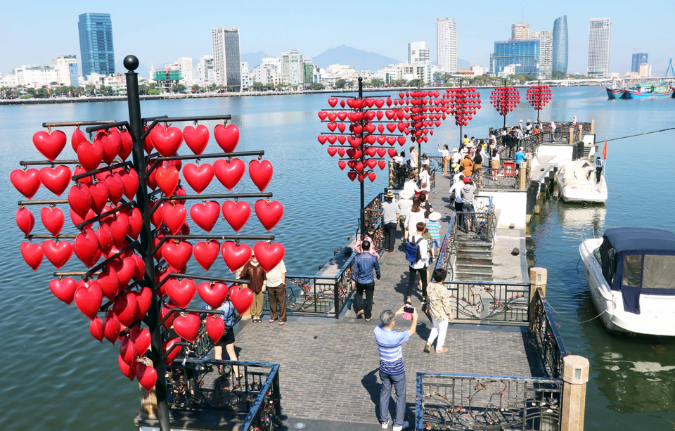 Đây là địa điểm rất nổi tiếng của giới trẻ, với khung cảnh lãng mạng, cầu được trang trí hàng trăm lồng đèn trái tim nhỏ kết thành những chùm đèn trái tim 'khổng lồ' rực rỡ. (Ảnh: Song Thư/Vietnam+)