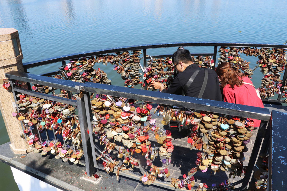 Cùng nhau ghi lại những hình ảnh đẹp nhất trên cầu Tình yêu trong ngày 14/2. (Ảnh: Song Thư/Vietnam+)